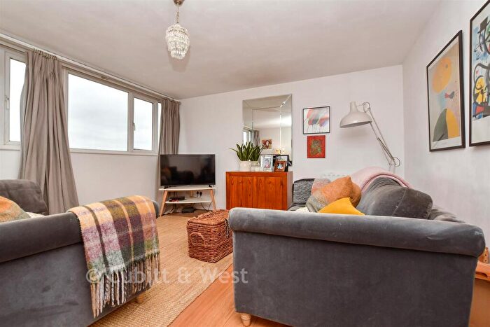2 Bedroom Maisonette For Sale In Lodge Road, Wallington, Surrey, SM6