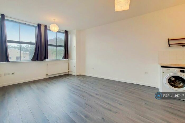 1 Bedroom Flat To Rent In Hanover House, London, SE18