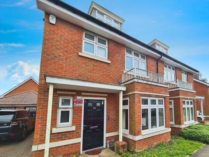 4 Bedroom Semi-Detached House To Rent In Faringdon Road, RG6