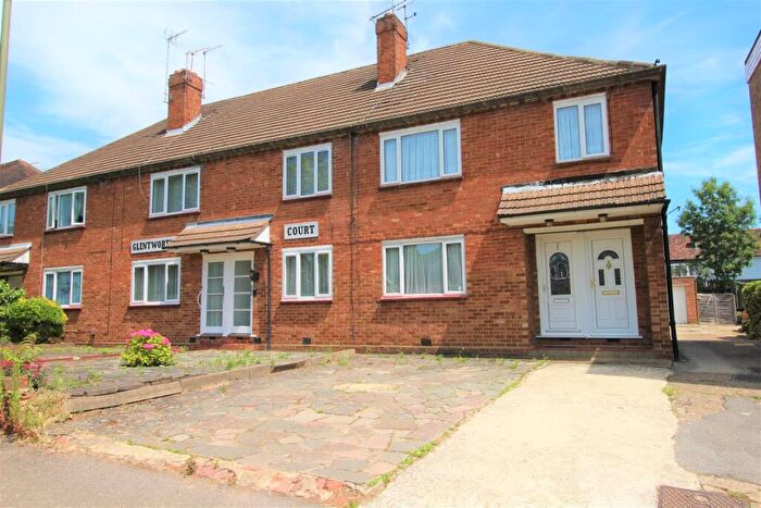 2 Bedroom Apartment To Rent In Glentworth Court, Stonegrove, Edgware, HA8
