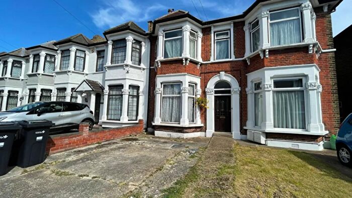 1 Bedroom Flat To Rent In Kingswood Road, Seven Kings, Ilford, Essex, IG3