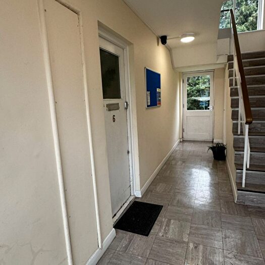2 Bedroom Flat For Sale In Harlington, Hayes, UB3