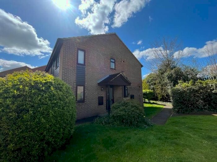 1 Bedroom Maisonette To Rent In Kingfisher Drive, Guildford, GU4