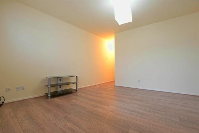 1 Bedroom Flat To Rent In Wiltshire Drive, Halesowen, B63