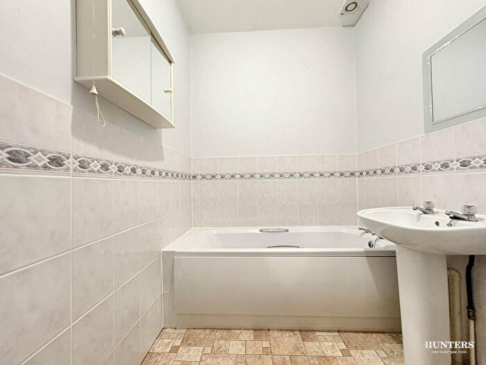 1 Bedroom Flat For Sale In Old Bank Road, Earlsheaton, Dewsbury, WF12