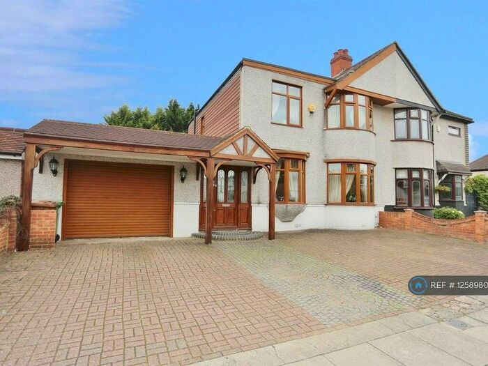 4 Bedroom Semi-Detached House To Rent In Montrose Close, Welling, DA16