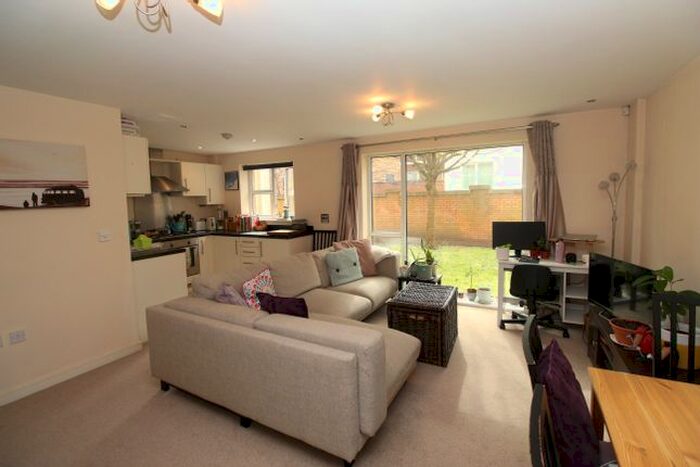 2 Bedroom Flat To Rent In Overstone Court, Cardiff, CF10