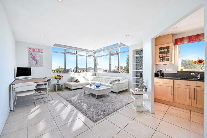 1 Bedroom Flat For Sale In Lamberts Road, St. Marks Heights, KT5