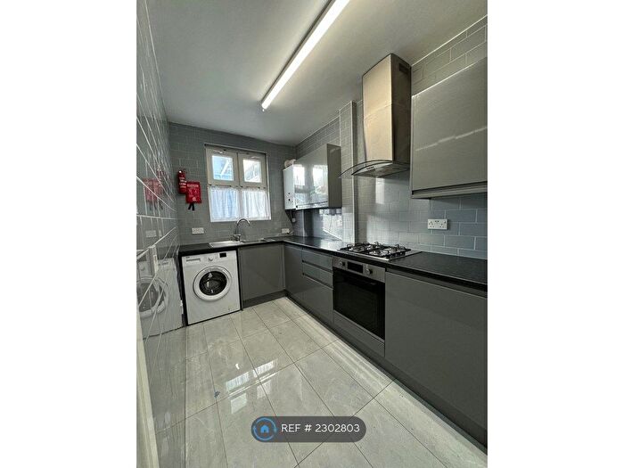 3 Bedroom Flat To Rent In Nestor House, London, E2