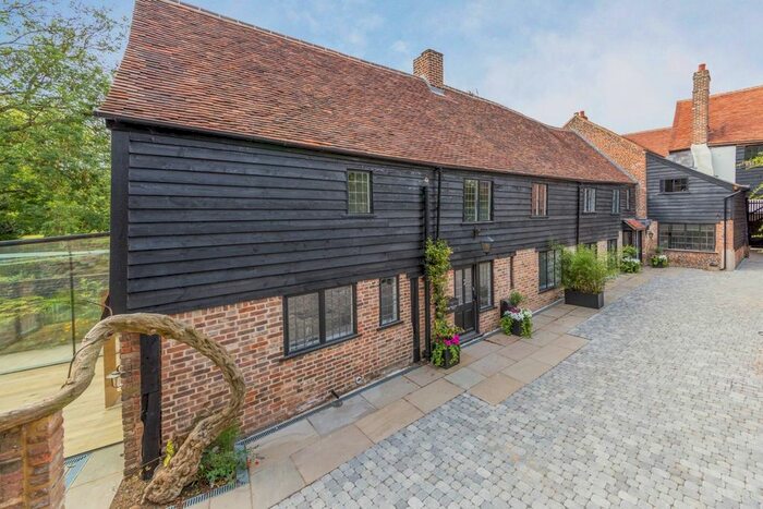 3 Bedroom Flat To Rent In Fishpool Street, St.Albans AL3