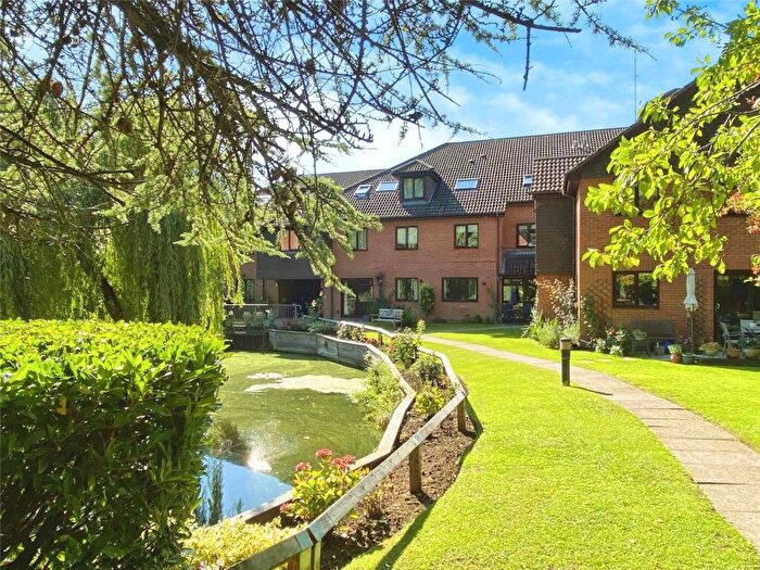 2 Bedroom Apartment For Sale In Reading Road, Wokingham, Berkshire, RG41