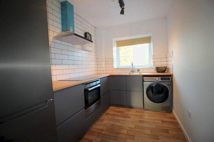 2 Bedroom Flat To Rent In Linden Court, Beeston, Nottingham NG9