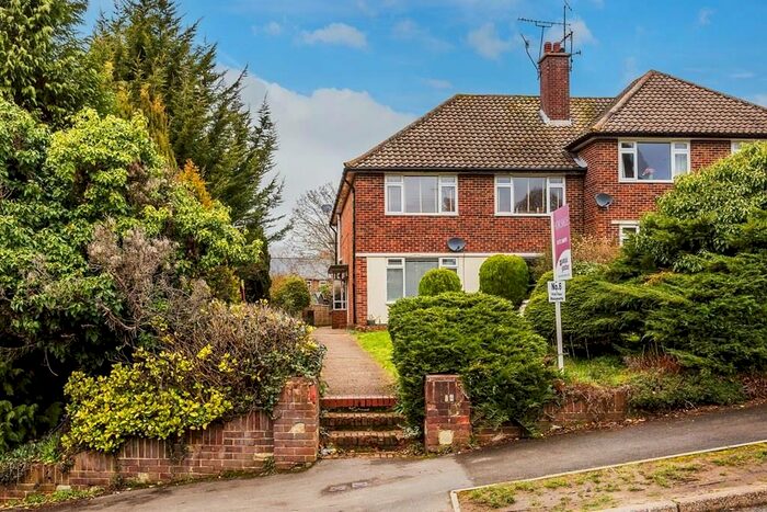 2 Bedroom Flat For Sale In Minchin Close, Leatherhead, KT22