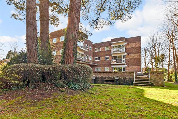 2 Bedroom Flat For Sale In Hawthorn Close, Horsham, West Sussex, RH12