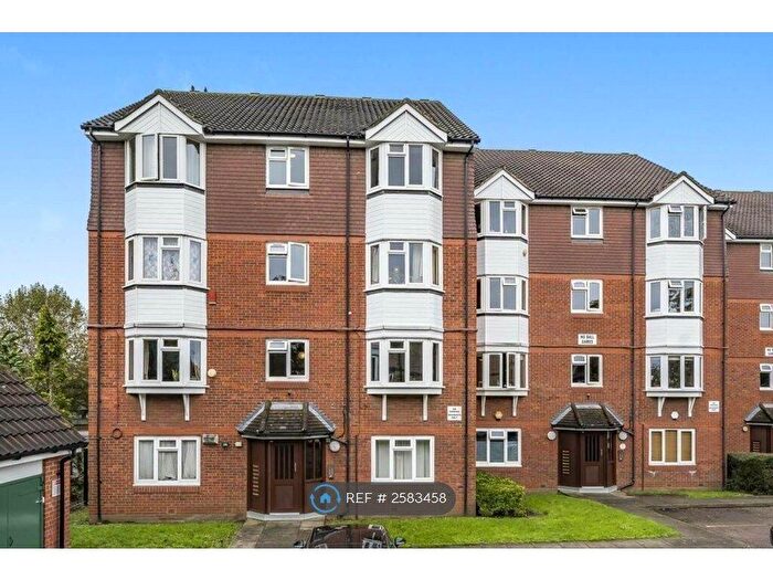 2 Bedroom Flat To Rent In Weald Close, London, SE16