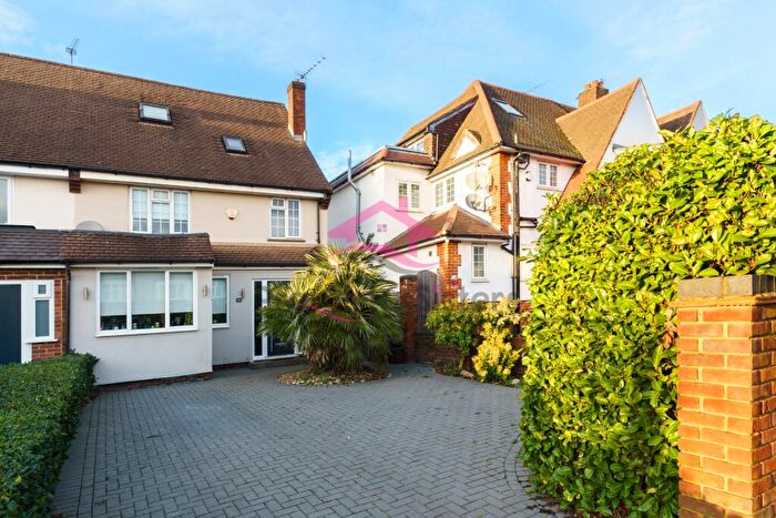 4 Bedroom Semi Detached House For Sale In Lyndhurst Avenue, Mill Hill, NW7