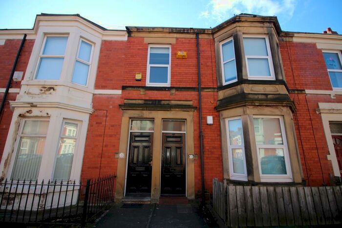 3 Bedroom Flat To Rent In Hazelwood Avenue, Jesmond, Newcastle Upon Tyne, NE2