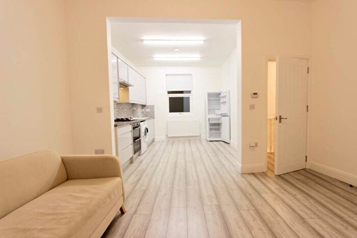 2 Bedroom Flat To Rent In Barrett's Grove, London, N16