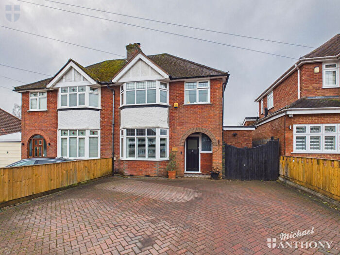 3 Bedroom Semi Detached House For Sale In Tring Road, Aylesbury, HP20