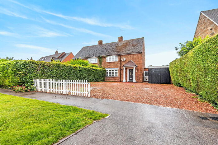 3 Bedroom Semi Detached House For Sale In Dunstall Road, Barton-le-clay, MK45