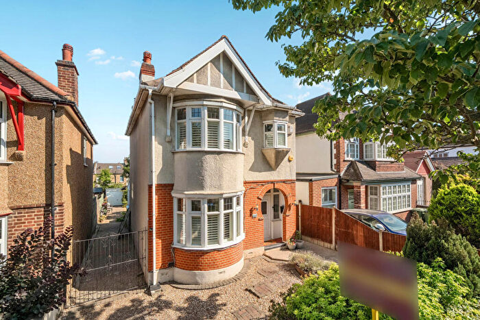 3 Bedroom Detached House For Sale In Dunvegan Road, London, SE9