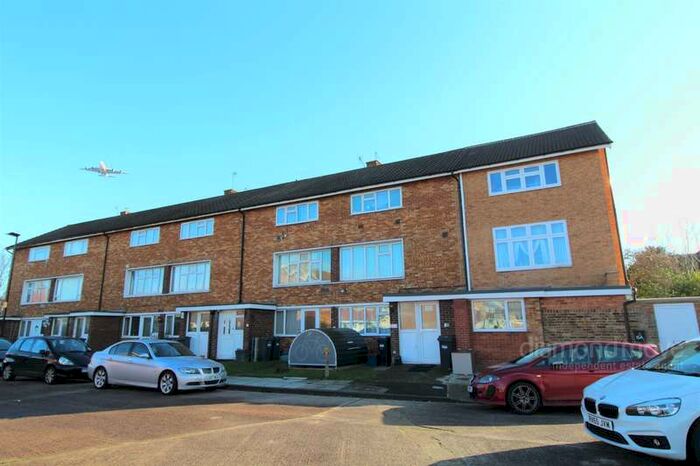 2 Bedroom Maisonette Flat To Rent In Stratton Close, Hounslow, TW3
