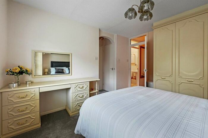 1 Bedroom Flat For Sale In Goldings Road, Loughton, IG10