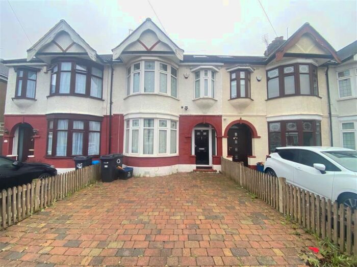 4 Bedroom Terraced House To Rent In Bawdsey Avenue, Ilford, Essex IG2