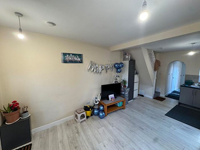 2 Bedroom Detached House To Rent In Hounslow West, TW5