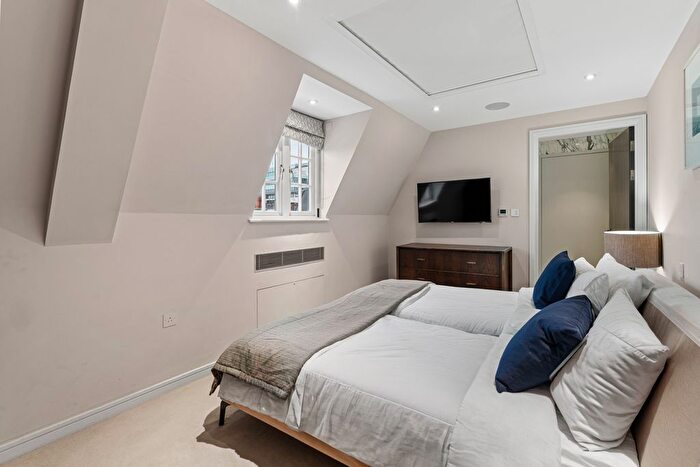 3 Bedroom Flat For Sale In New Cavendish Street, London, W1W - Photo 8