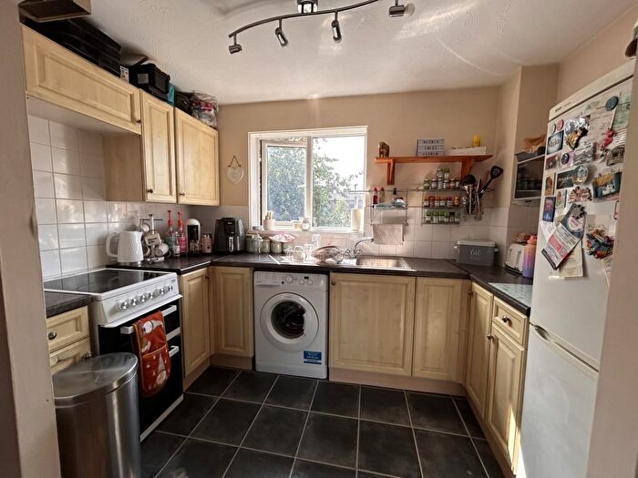 1 Bedroom Flat To Rent In Sunbury, Sunbury On Thames, TW4