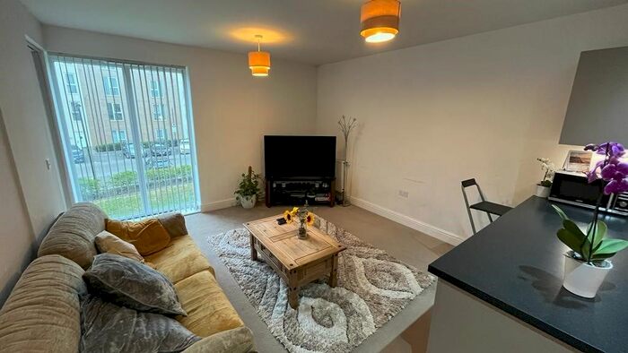 2 Bedroom Flat To Rent In Hunting Place, Hounslow, TW5