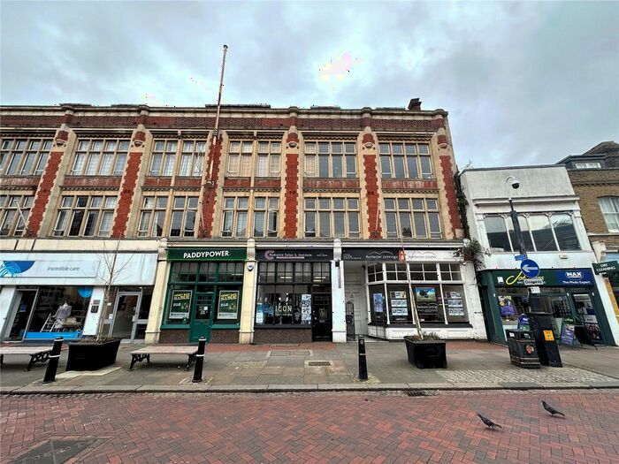 2 Bedroom Flat To Rent In High Street, Rochester, Kent, ME1