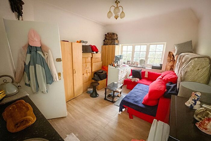 Studio To Rent In Hendon Lane, London, N3