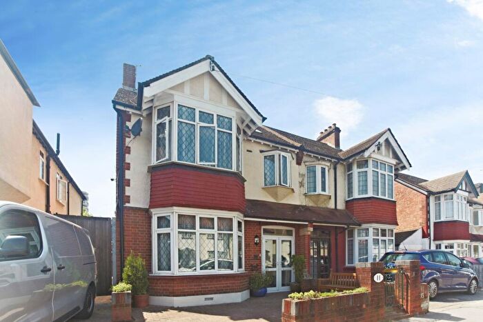 5 Bedroom Semi-Detached House For Sale In Bisenden Road, Croydon, CR0