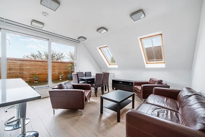 2 Bedroom Flat To Rent In The Common South Side Area, Ealing, W5