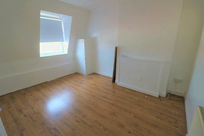 1 Bedroom Flat To Rent In Civic Square, Tilbury, Essex, RM18