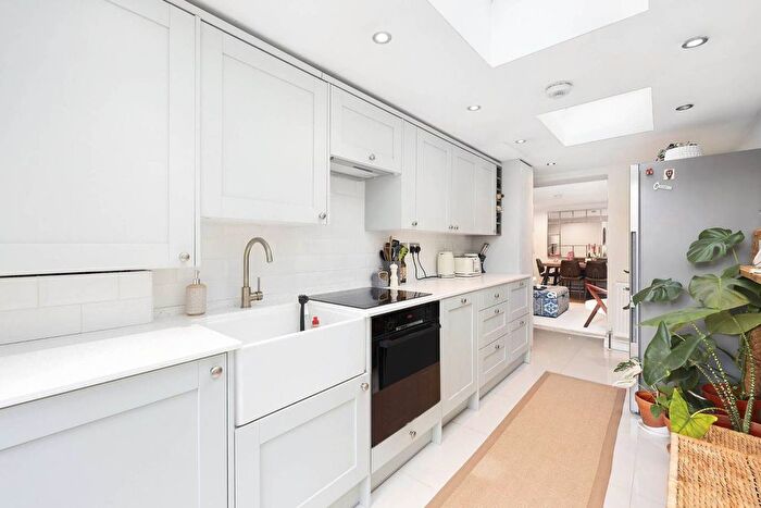 2 Bedroom Flat To Rent In Richborne Terrace, Oval, London, SW8