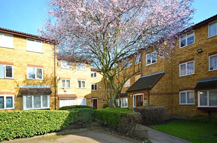 2 Bedroom Flat To Rent In Greenway Close, Friern Barnet, London, N11
