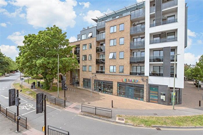 2 Bedroom Flat For Sale In Russells Crescent, Horley, Surrey, RH6