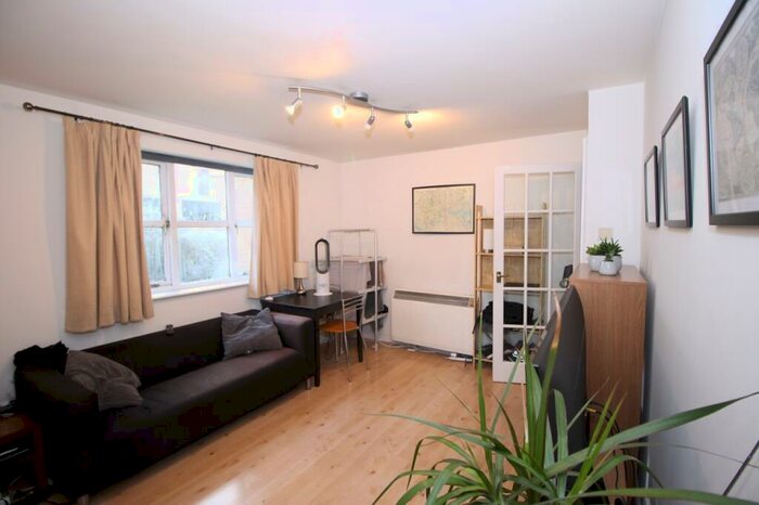 Flat To Rent In Plough Way, Surrey Quays, London, SE16