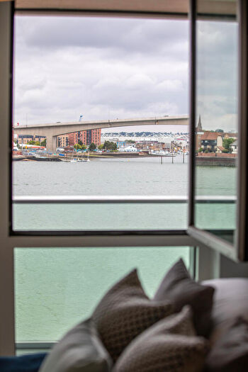 2 Bedroom Apartment To Rent In Centenary Plaza, Southampton, Hampshire, SO19