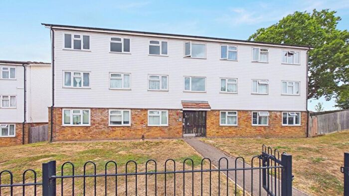 2 Bedroom Flat For Sale In Shillitoe Avenue, Potters Bar, EN6