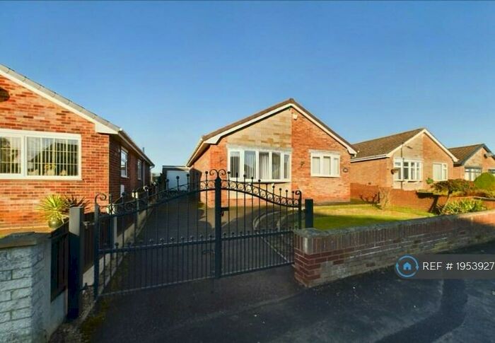 2 Bedroom Bungalow To Rent In Newtree Drive, Wadworth, Doncaster, DN11