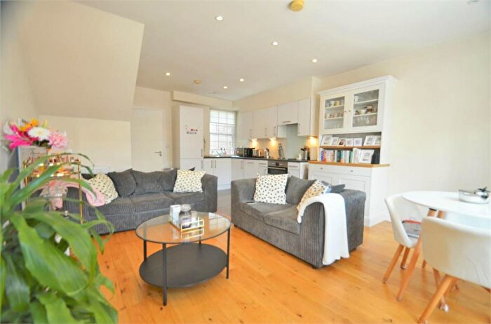 2 Bedroom Flat To Rent In The Broadway, Mill Hill, NW7