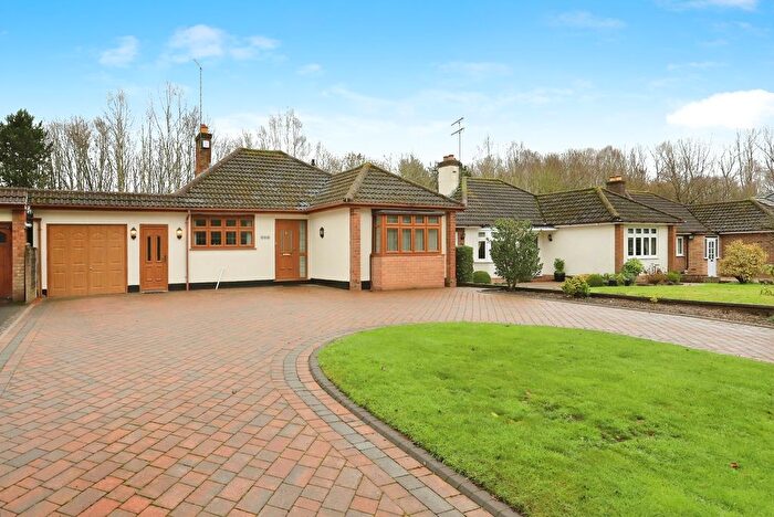 3 Bedroom Bungalow For Sale In Yew Tree Lane, Wolverhampton, West Midlands, WV6