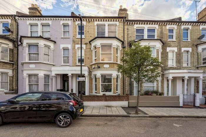 2 Bedroom Flat To Rent In Prideaux Road, Clapham, SW9