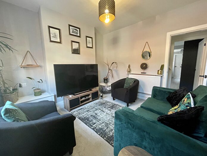 2 Bedroom Terraced House To Rent In Modern Bed Terraced House // Aug, LN5