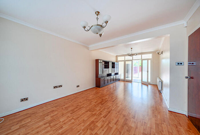 3 Bedroom Semi Detached House For Sale In Grove Park, London, NW9