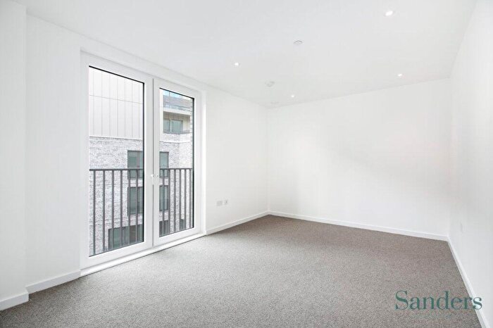 2 Bedroom Flat To Rent In Sidney Street, Whitechapel, London, E1